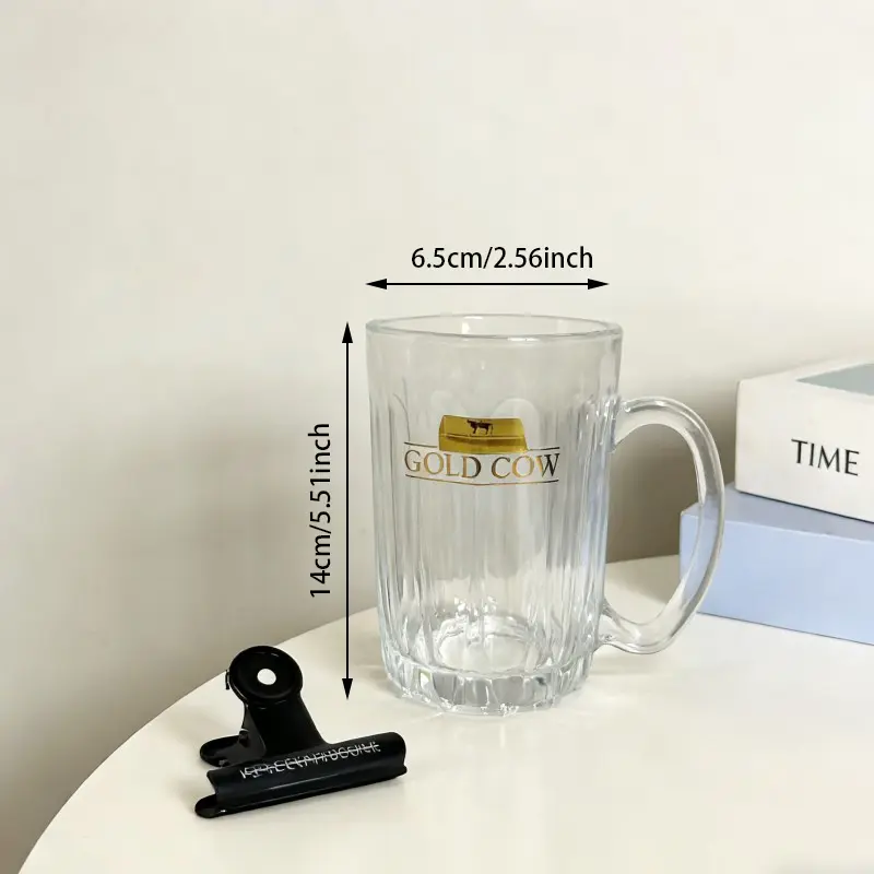 Stekleni vrček za pivo s črtasto teksturo